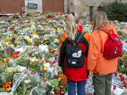 Schülerinnen vor einem Blumenmeer am Gutenberg-Gymnasium - Bild: Reuters